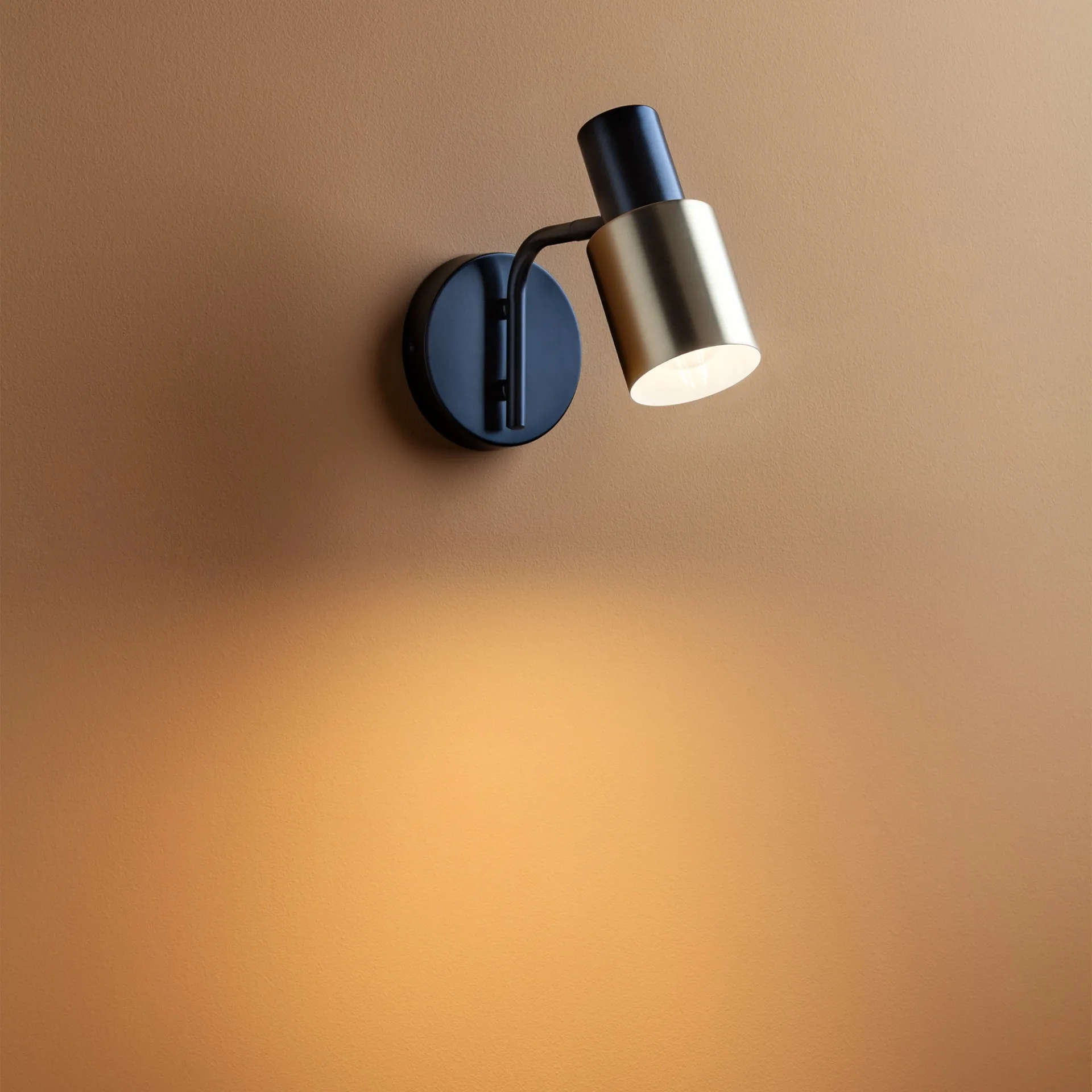 Applique Metallo Nero Con Cilindro Ottone Aurum 1xE27 Smarter Lighting