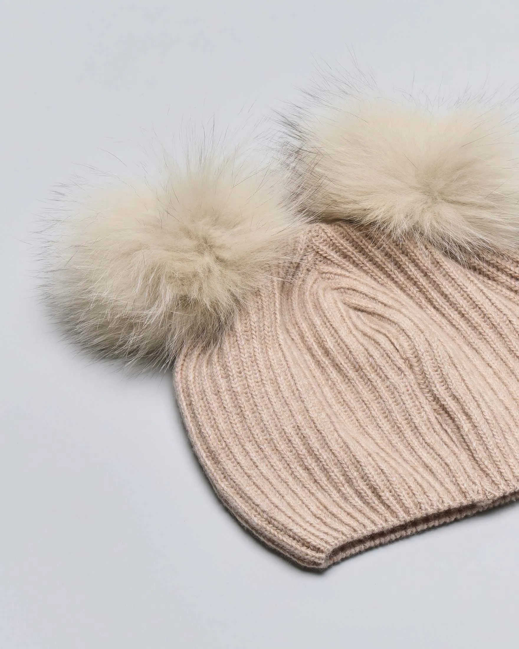 Berretto beige in misto lana e cachemire con due pompon 3-7 anni