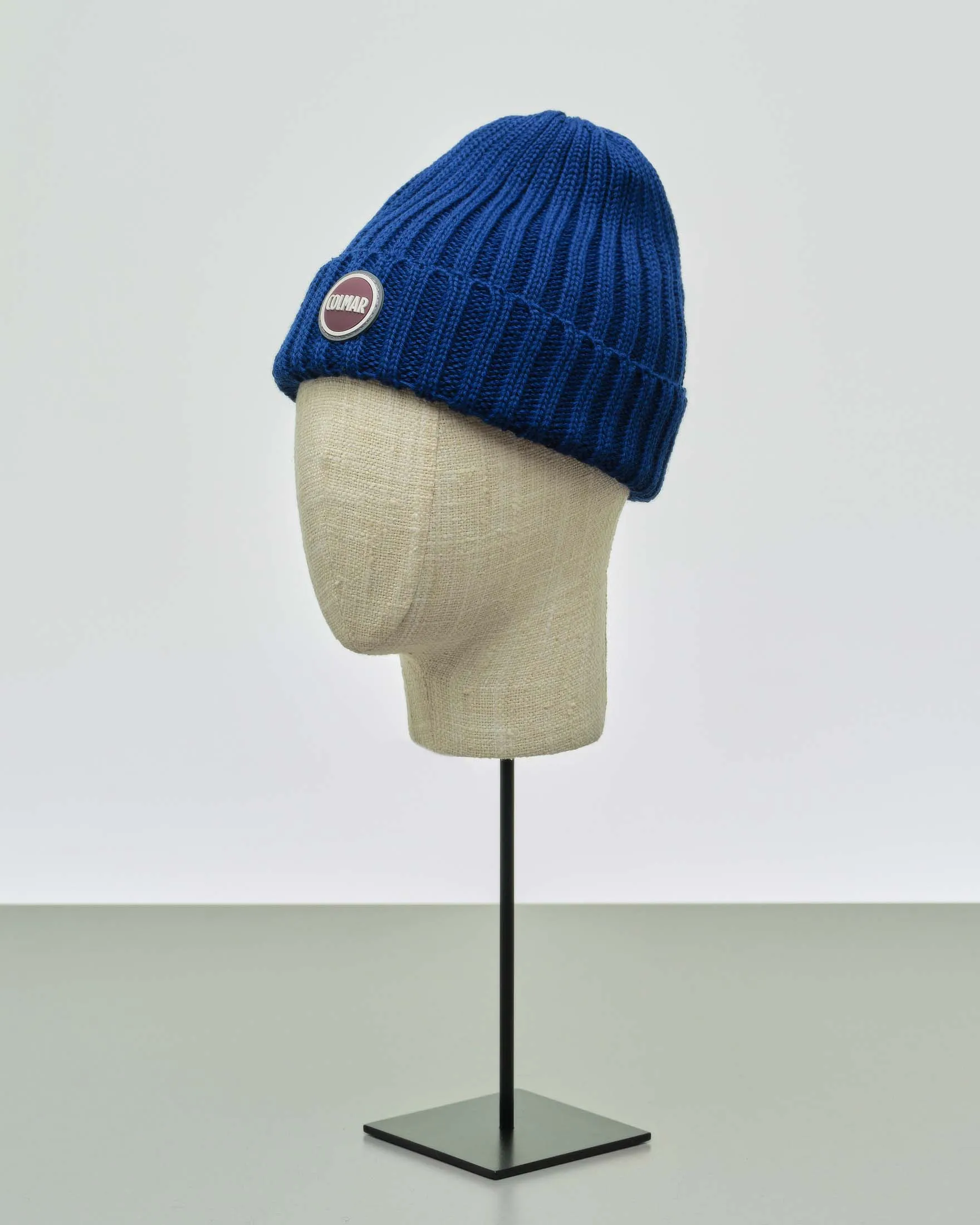 Berretto blu royal in lana a coste inglesi con logo bollo applicato