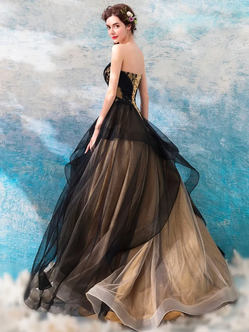 Bicolor - Abito da sposa nero con fondo color carne e gonna vaporosa multistrato