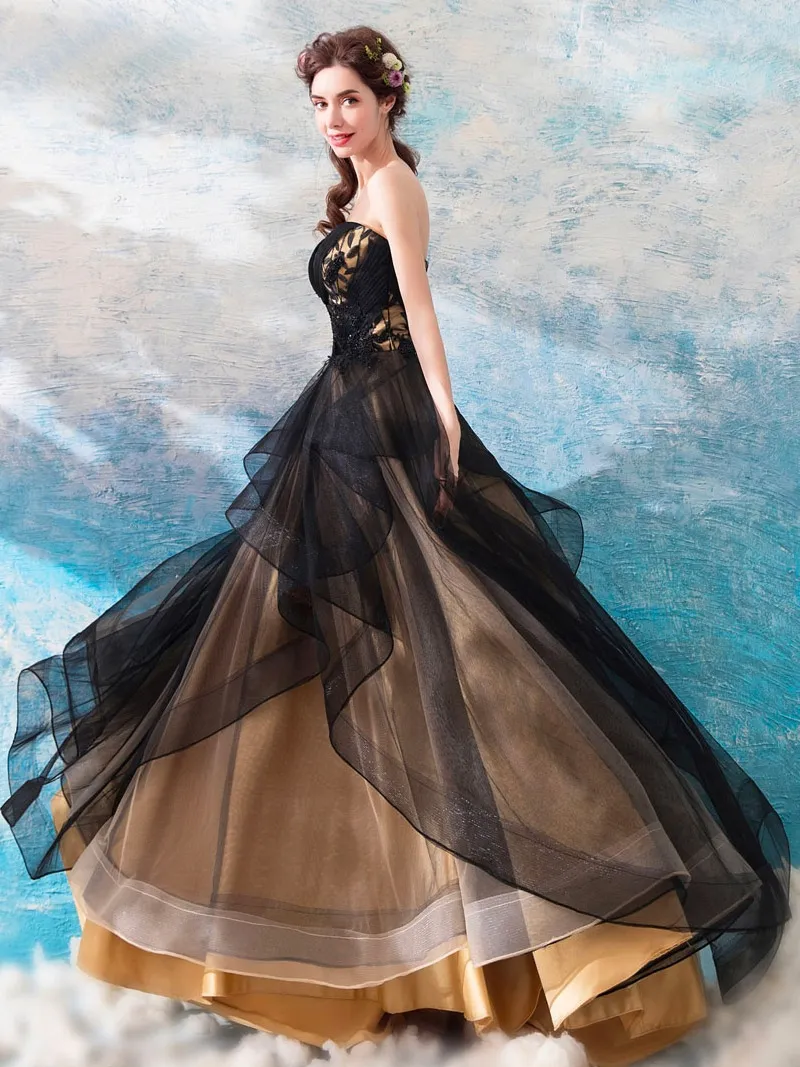 Bicolor - Abito da sposa nero con fondo color carne e gonna vaporosa multistrato