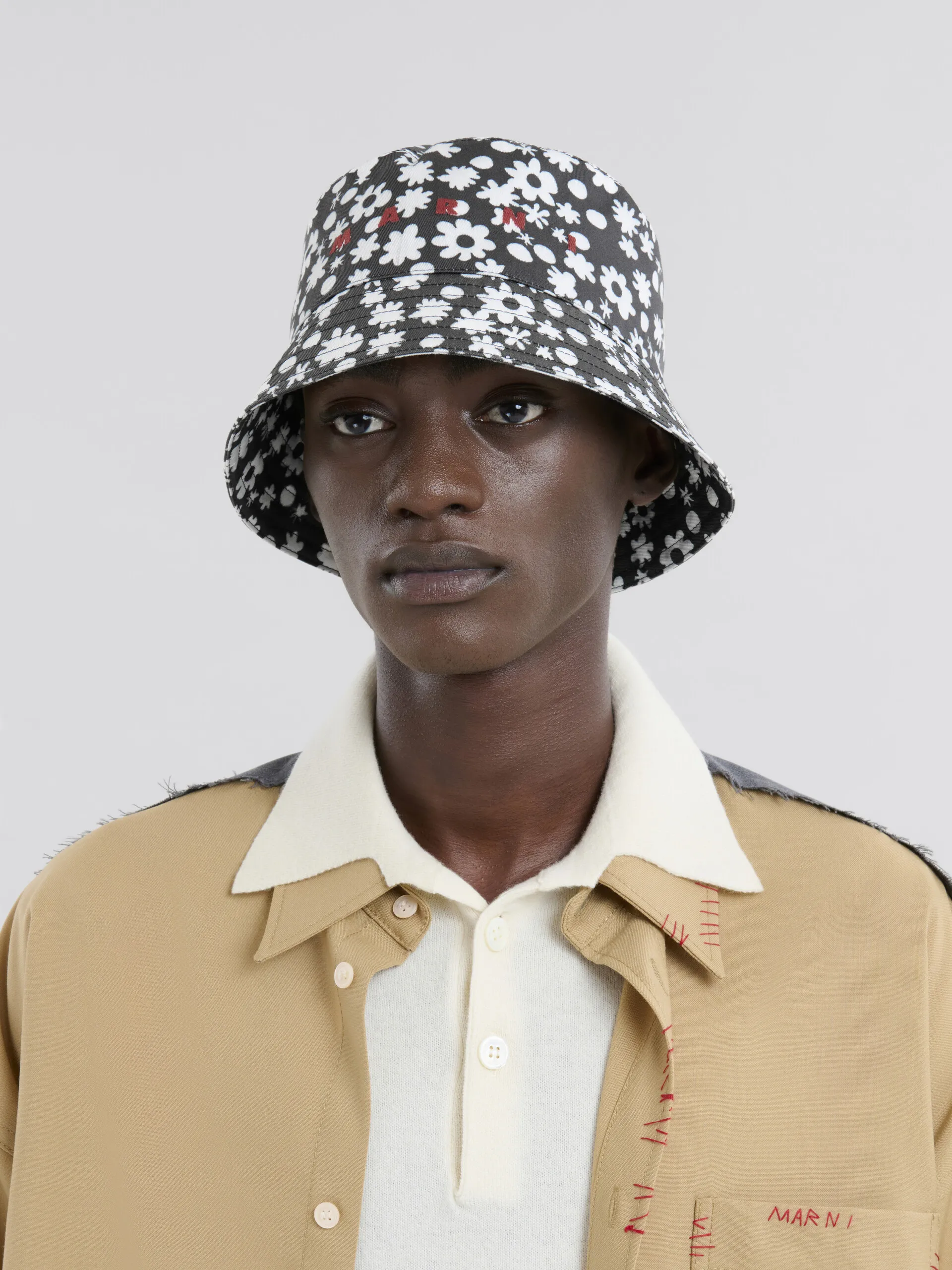 Cappello bucket in cotone con motivo Pop Fields bianco e nero