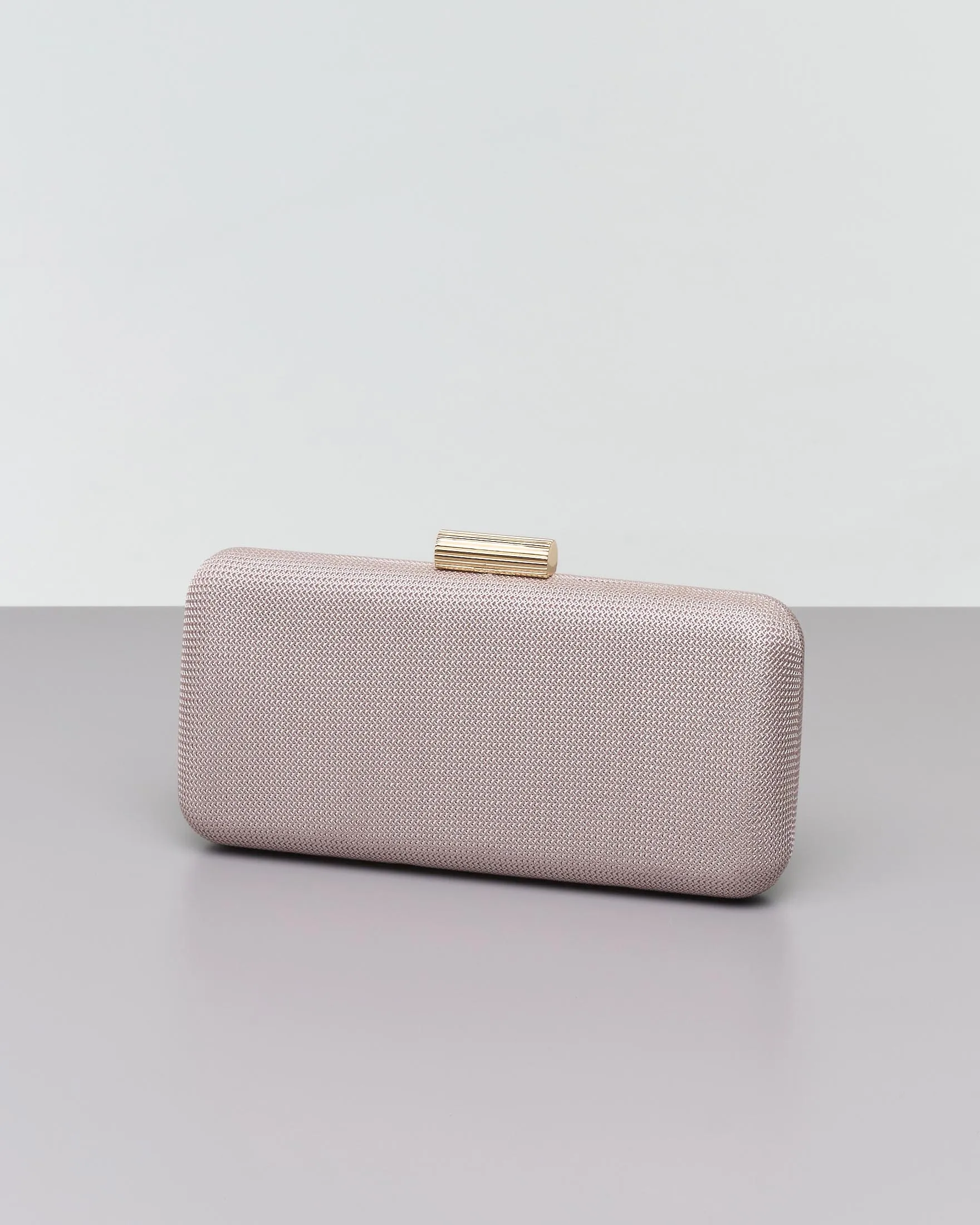 Clutch rigida color sabbia in tessuto lavorato a micro rete con chiusura a scatto tubolare in metallo dorato