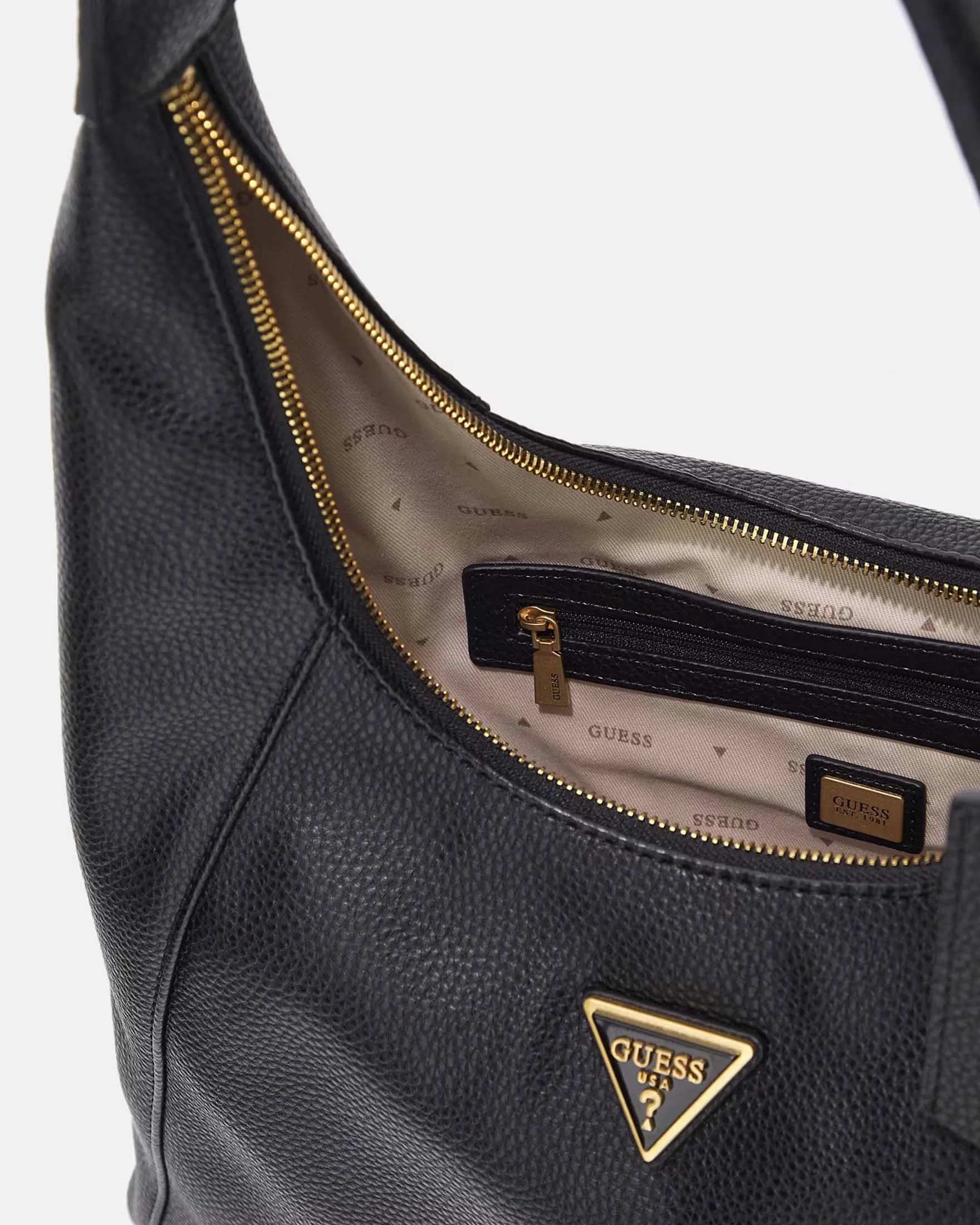 Hobo bag nera in similpelle martellata con logo frontale con charm applicato in coordinato