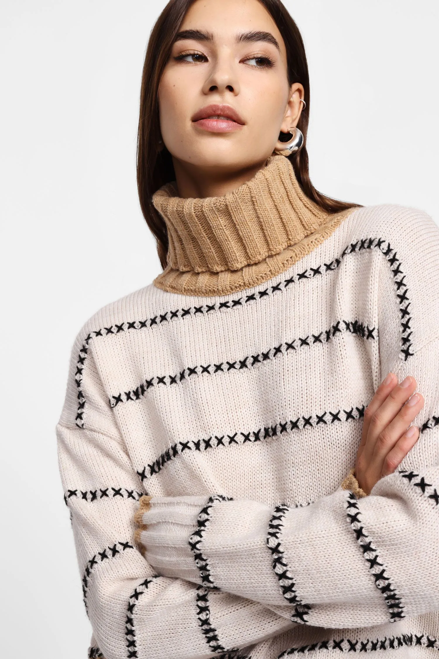 Maglione a righe con collo alto e microricamo 