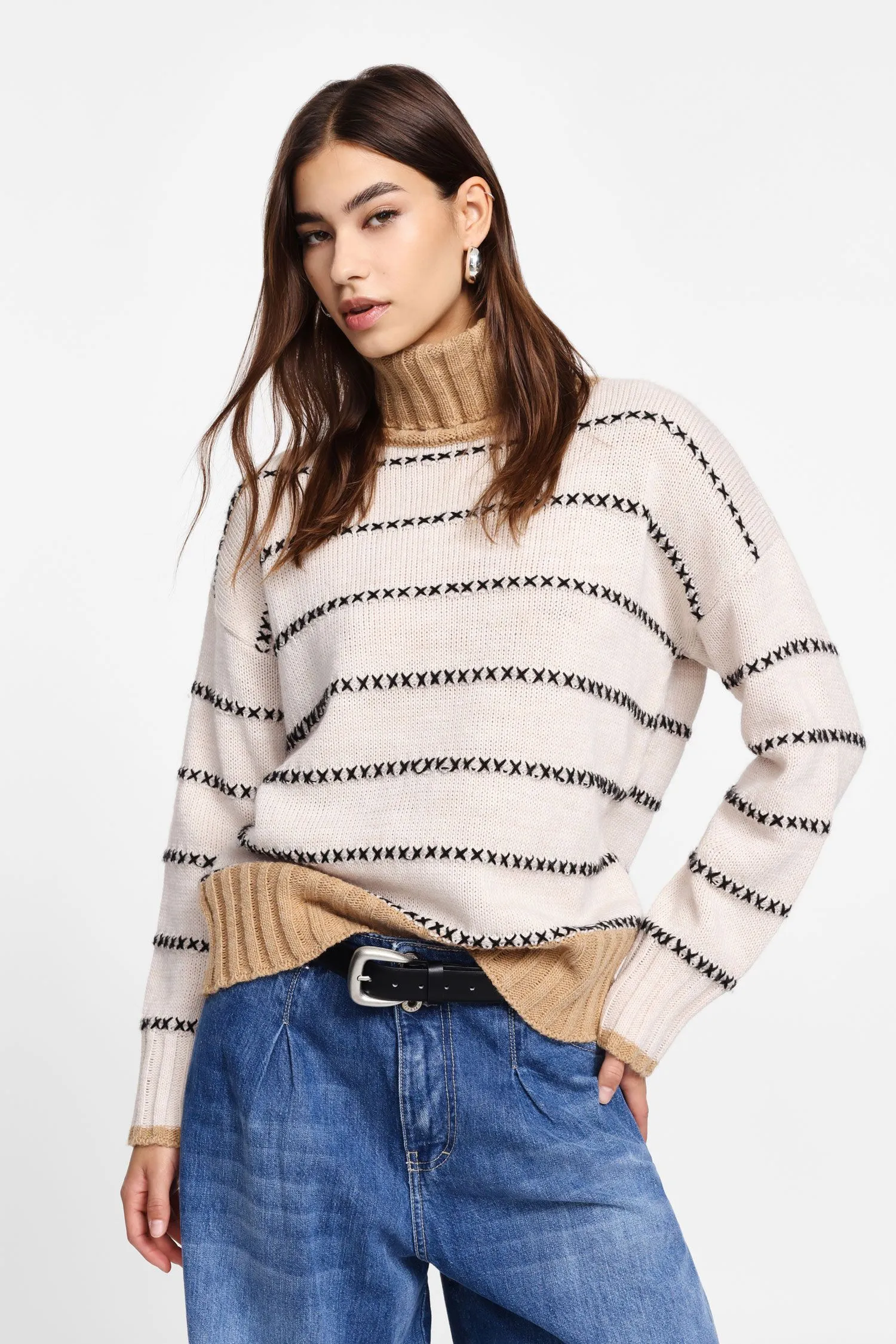 Maglione a righe con collo alto e microricamo 