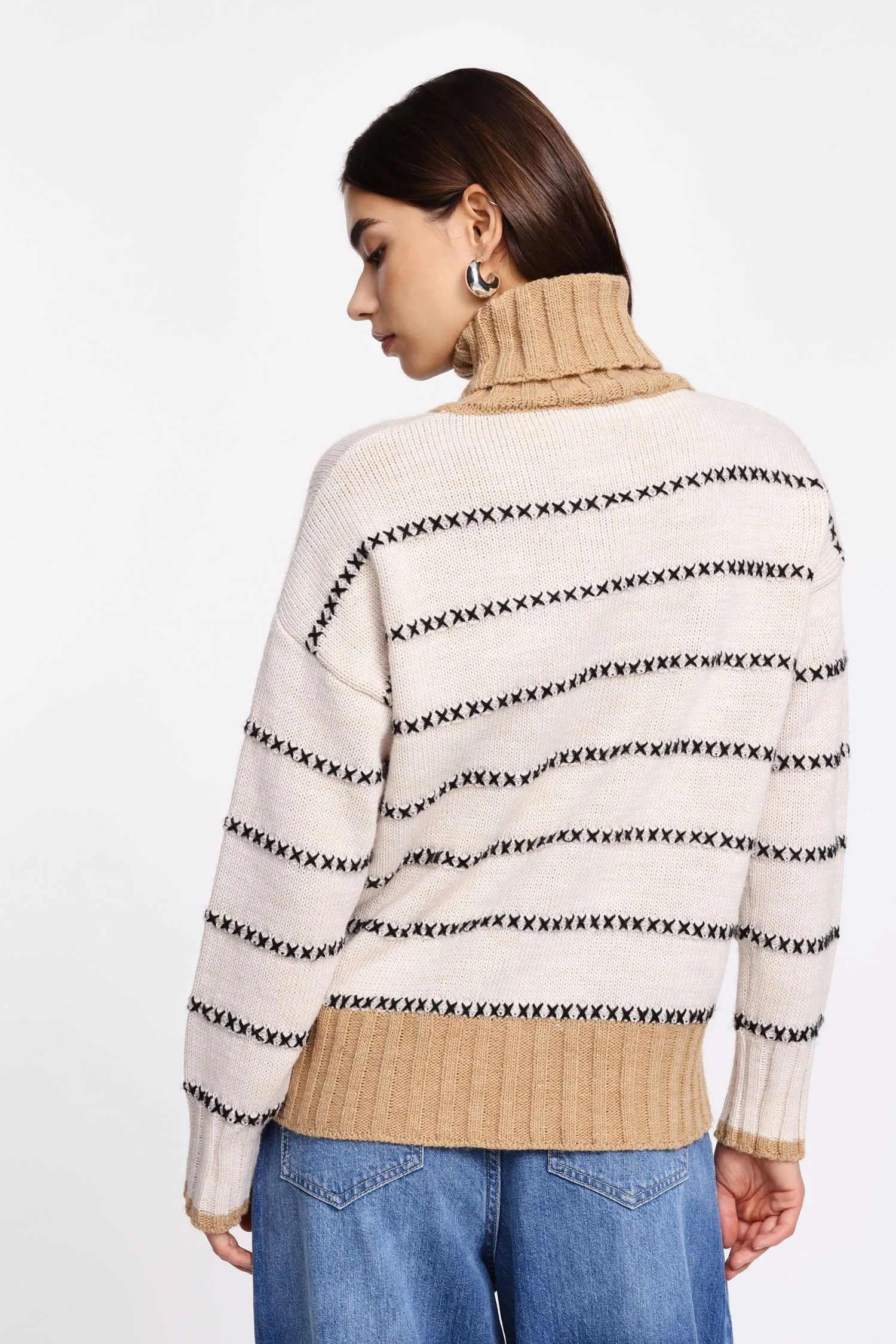 Maglione a righe con collo alto e microricamo 