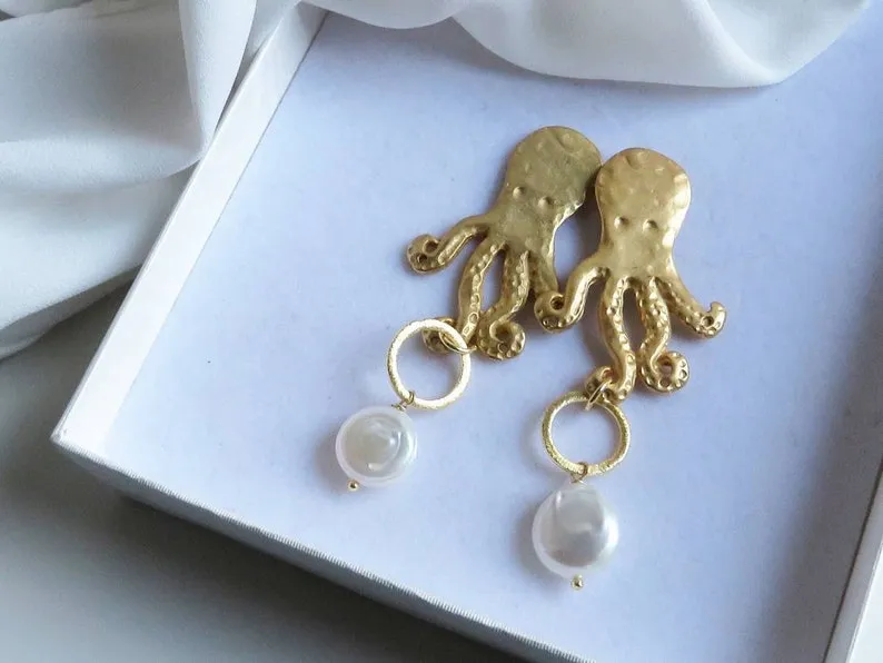 Orecchini Pendenti in Ottone con Perle Barocche Piatte e Polipetti