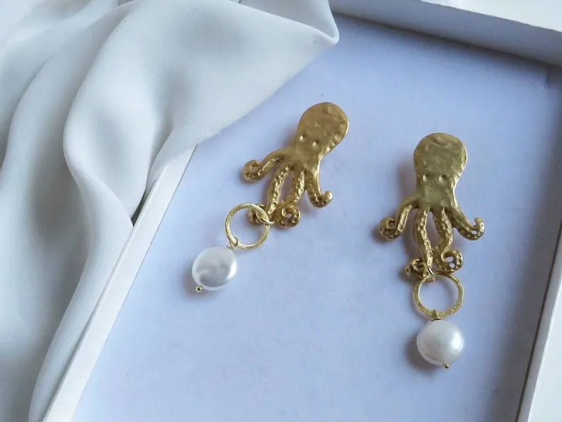 Orecchini Pendenti in Ottone con Perle Barocche Piatte e Polipetti