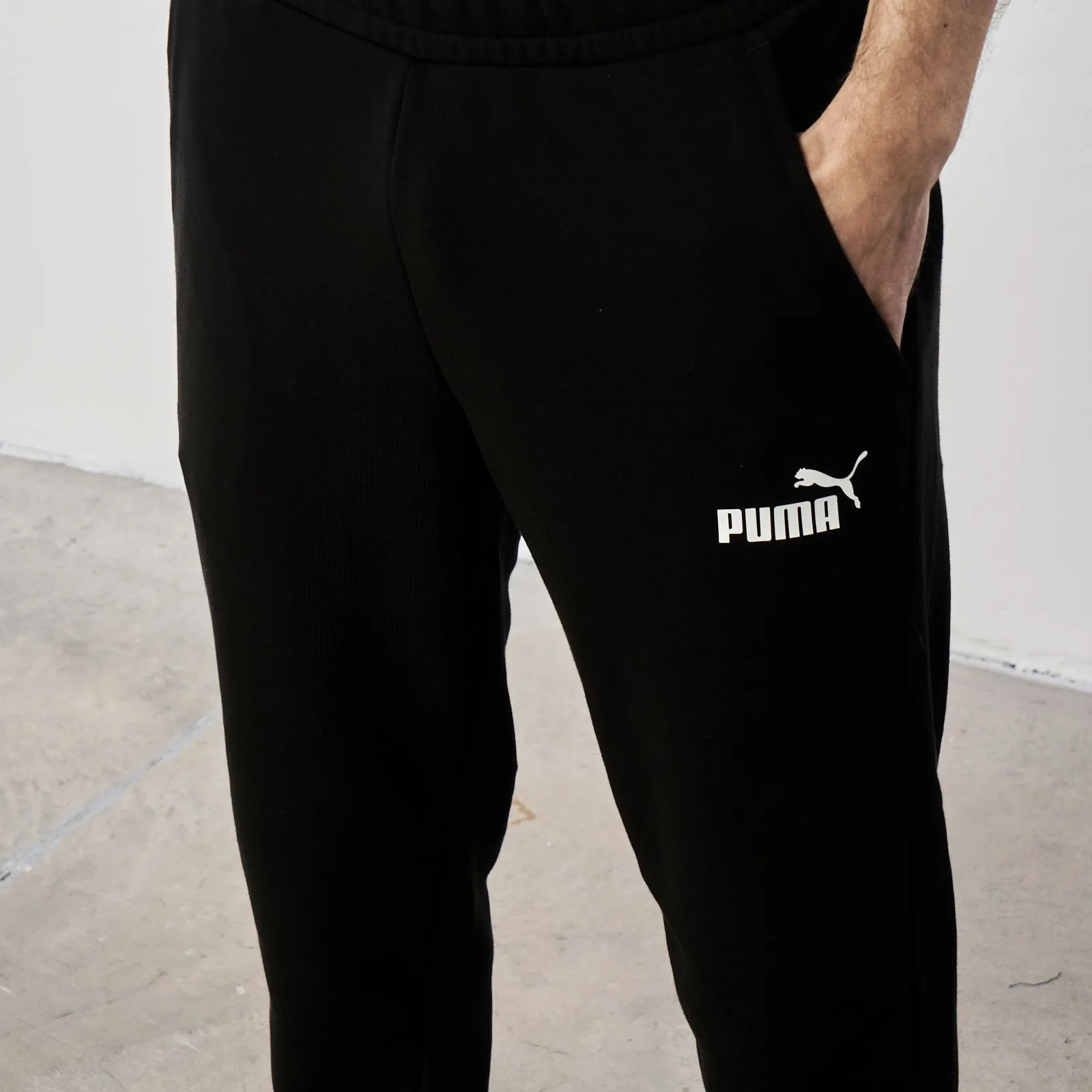 Pantaloni neri in tuta con tasche e polsini