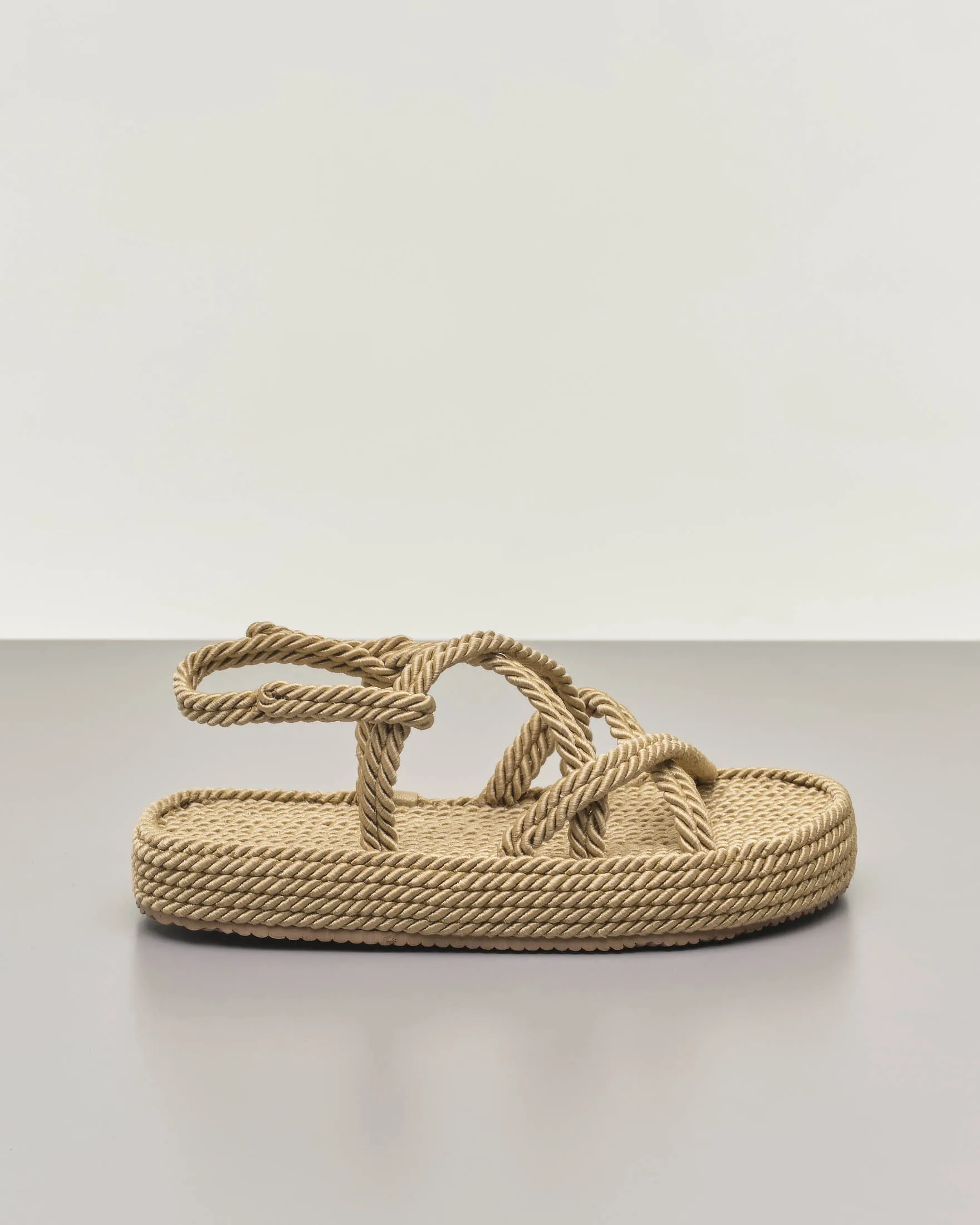 Sandali color cammello in corda intrecciata con suola alta e doppie fascette incrociate