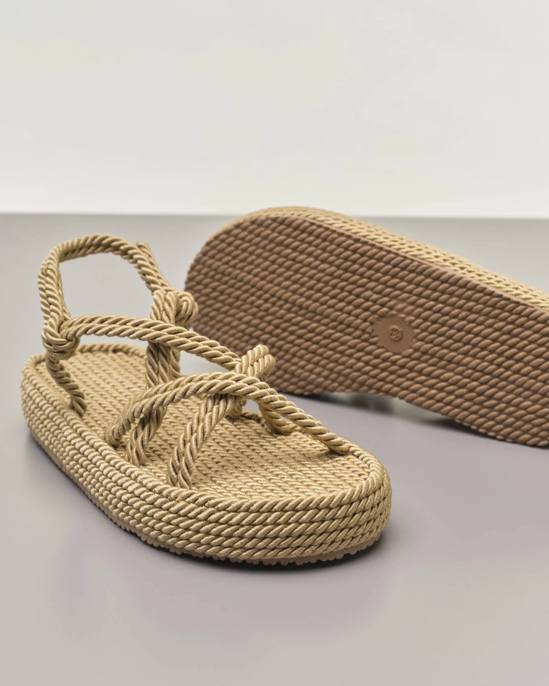 Sandali color cammello in corda intrecciata con suola alta e doppie fascette incrociate