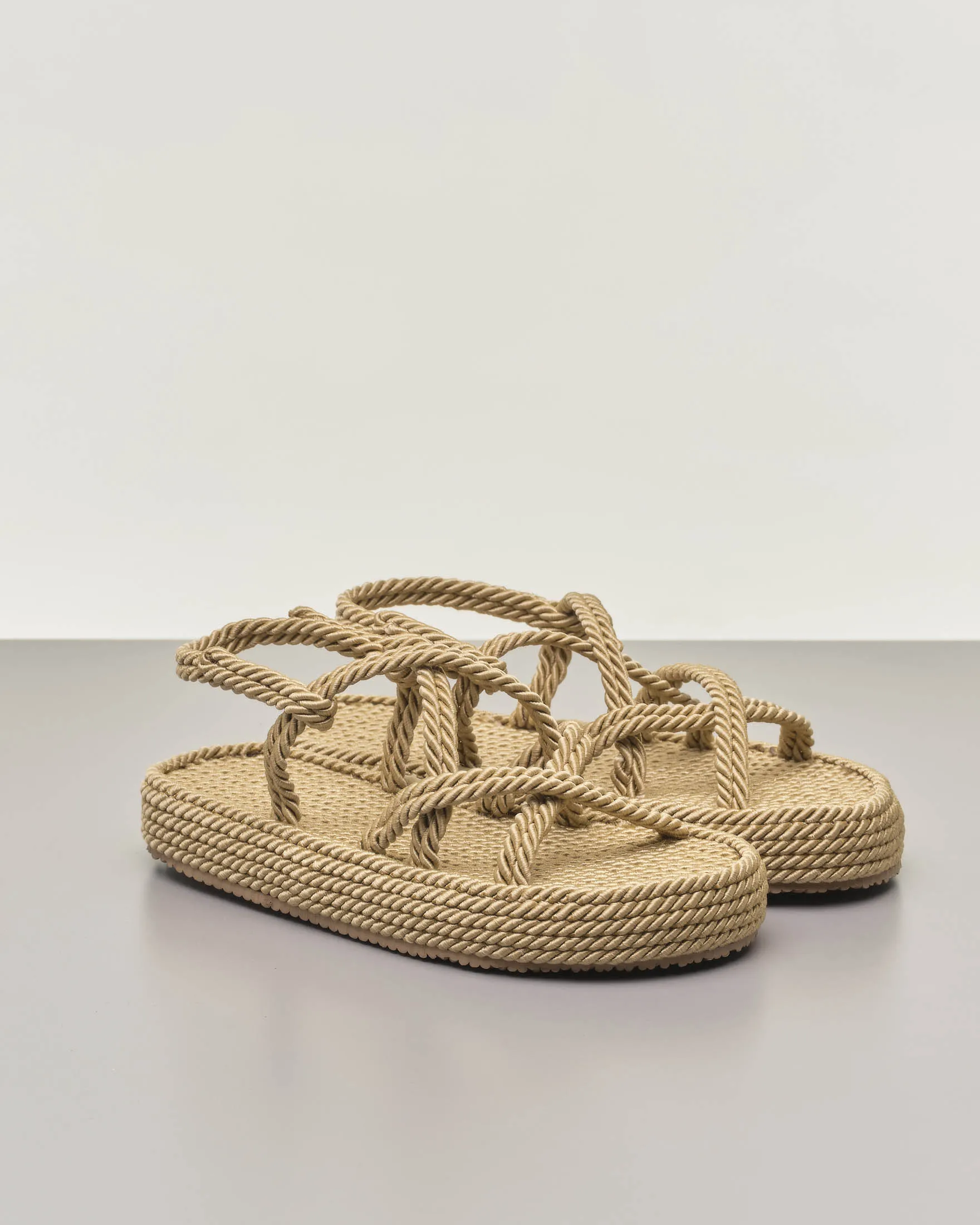Sandali color cammello in corda intrecciata con suola alta e doppie fascette incrociate