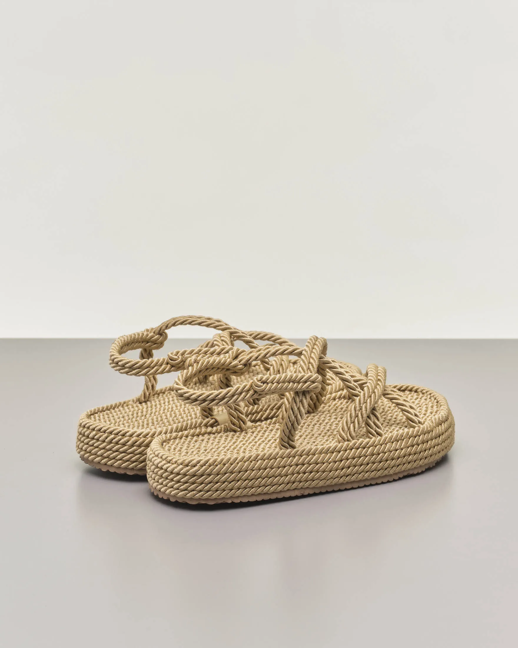 Sandali color cammello in corda intrecciata con suola alta e doppie fascette incrociate