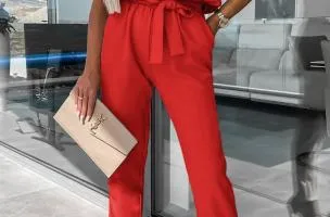 Tuta elegante con dettagli metallici, rossa