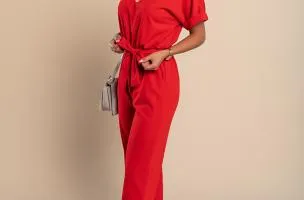 Tuta elegante con dettagli metallici, rossa