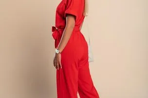 Tuta elegante con dettagli metallici, rossa