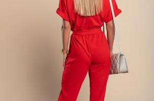 Tuta elegante con dettagli metallici, rossa