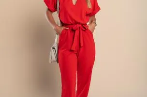 Tuta elegante con dettagli metallici, rossa