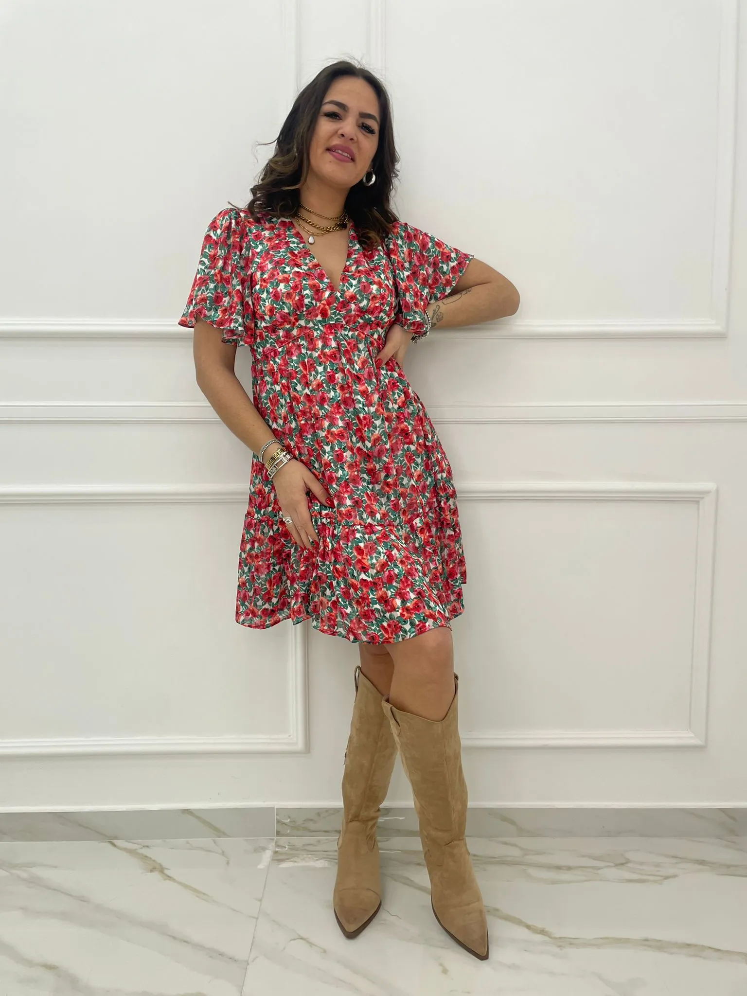 Vestitino fantasia rose e scollo a V