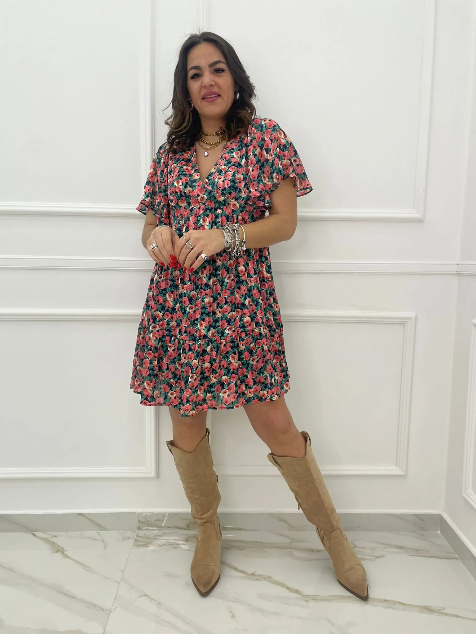 Vestitino fantasia rose e scollo a V