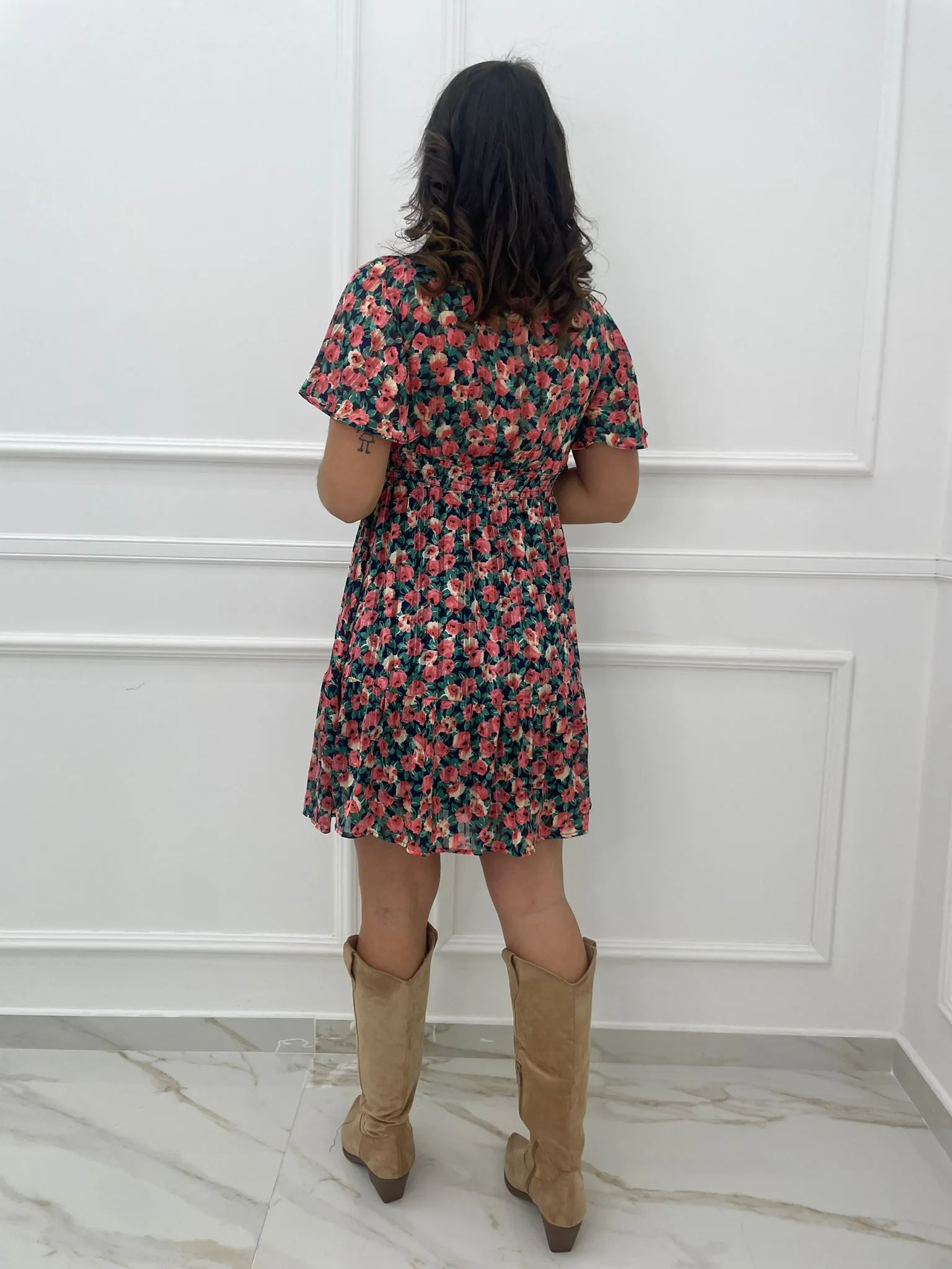 Vestitino fantasia rose e scollo a V