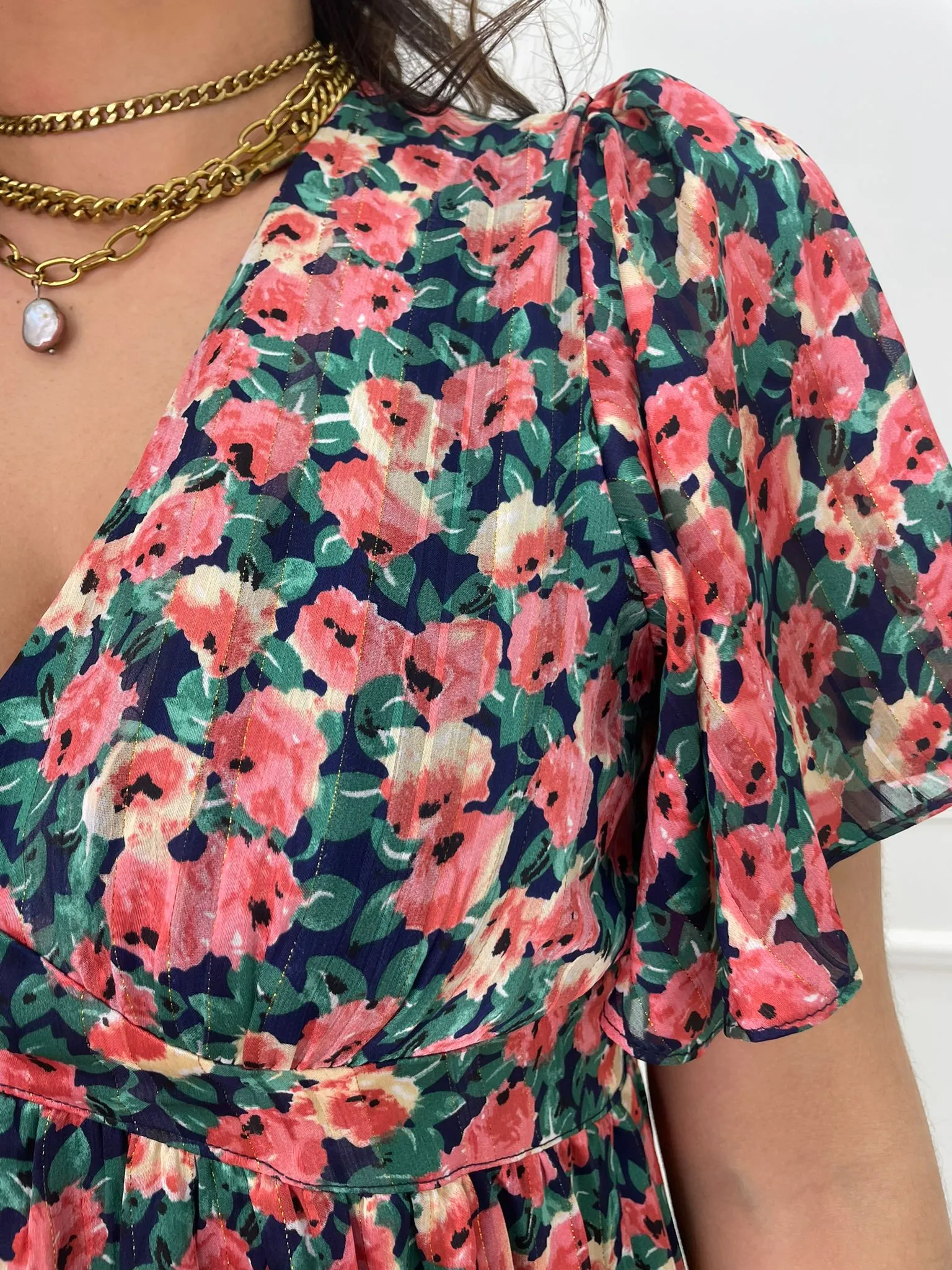 Vestitino fantasia rose e scollo a V